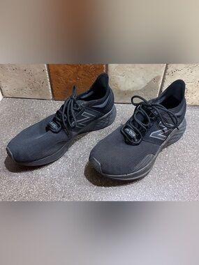 New Balance Men’s Black Athletic Running Shoes size 9.5